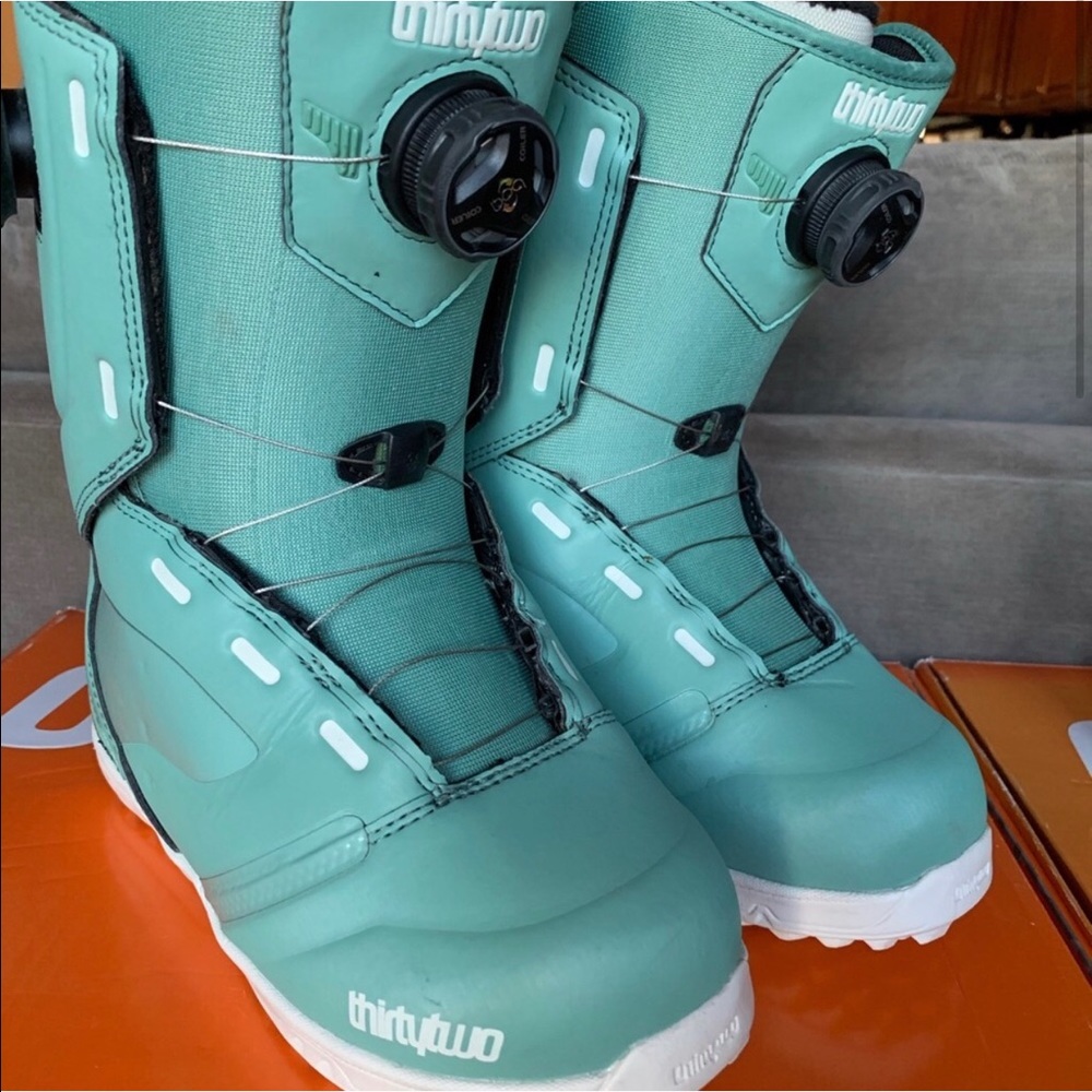 Thirty two snowboard boots